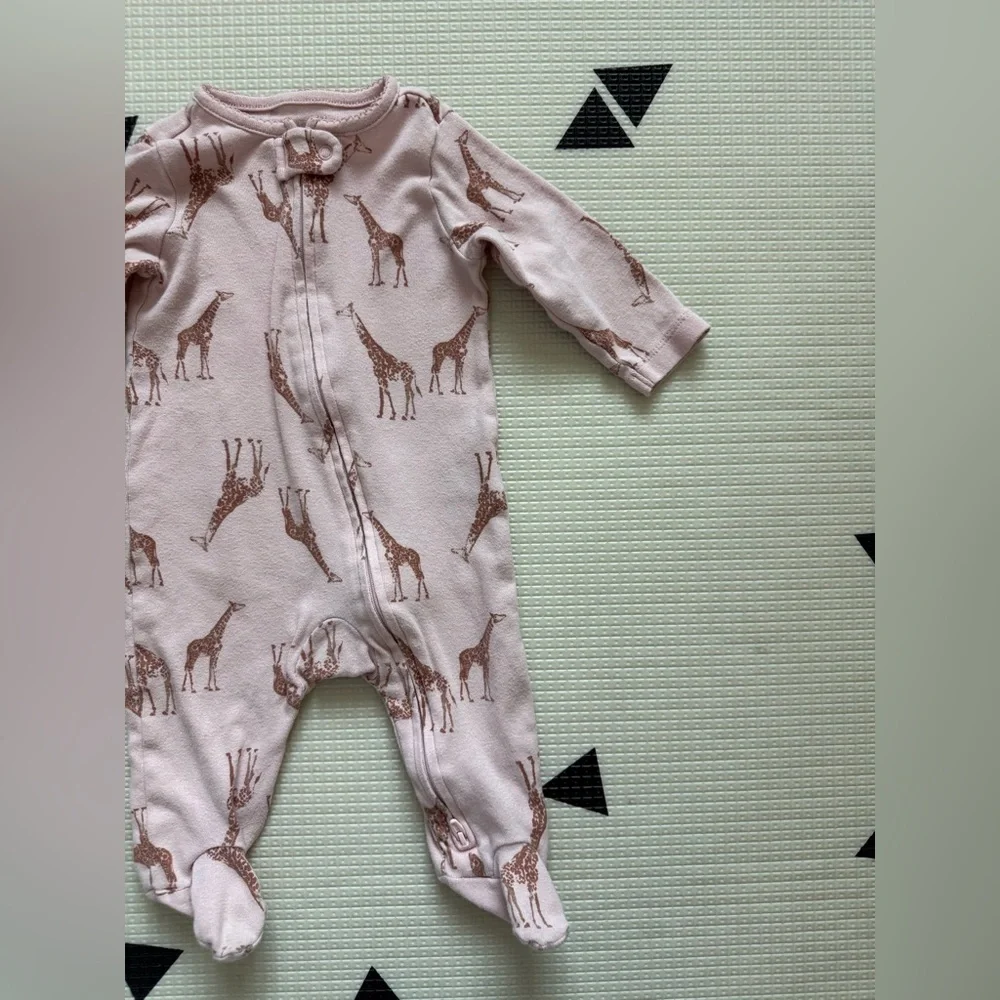 Carters|Baby girl light Pink Giraffe Print Kids One Piece long sleeve footies•••